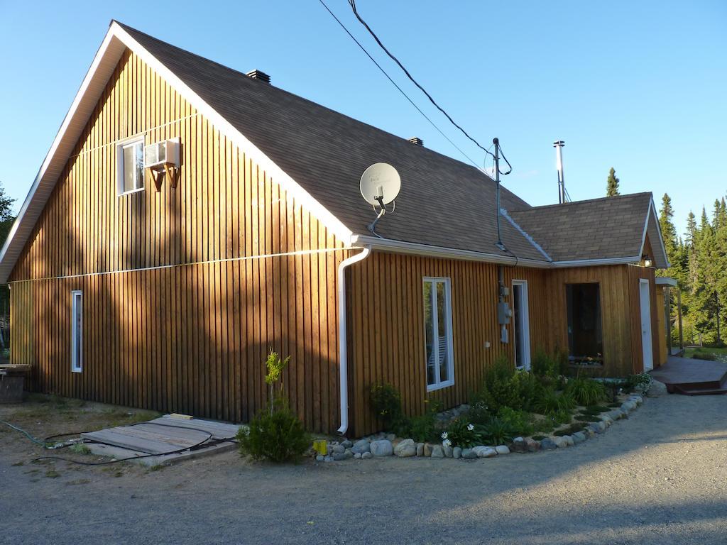 Gite De La Riviere Acomodação com café da manhã Chibougamau Exterior foto